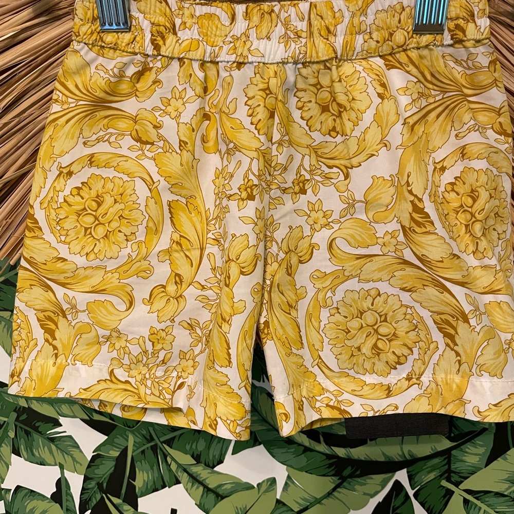 Versace baby/kids
Barocco-print shorts